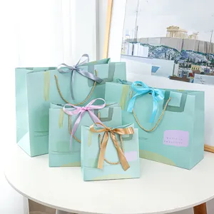 Frisse stijl cadeautassen van papier met linten, verschillende maten voor verpakking.
