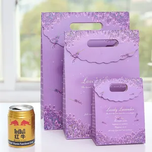 Lavendel paarse cadeauzak van papier, set papieren draagtassen met mooi bloemenmotief.