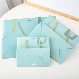 Groene cadeautjes papieren zakjes set met touw handvatten voor verjaardag feestje.