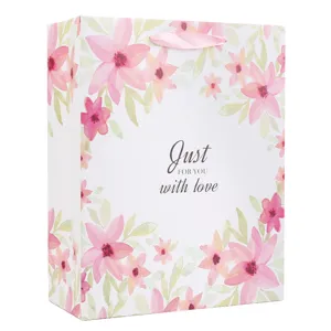 Valentijn cadeautas met roze aquarel bloemendesign en lint handvat voor feestverpakking.