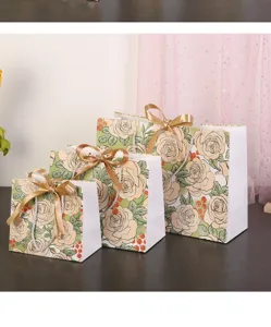 Gedetailleerd overzicht van champagne roos cadeautjes zakjes met gouden linten voor verpakking.