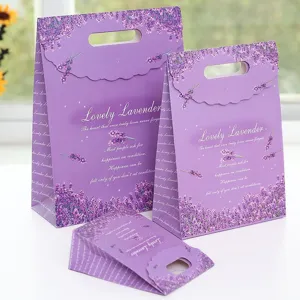 Paarse lavendel papieren cadeautassen met handvat, elegante romantische geschenkverpakking.