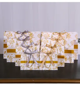Gedetailleerd overzicht van luxe papieren bloemige cadeautassen met linten voor mooie verpakking.