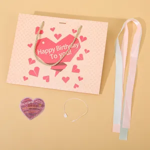 Grande borsa regalo di compleanno rosa con nastri e biglietto per confezionare i vostri doni.