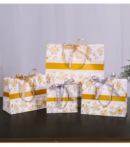 Decoratieve papieren bloemecadeauzakjes met linten in verschillende maten voor verpakking.