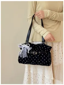 Borsa a tracolla a pois dolce con fiocco in tulle bianco e ciondolo di perle, stile ascellare.