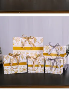 Elegante papieren bloemencadeautassen met linten, ideaal voor prachtige verpakkingen.
