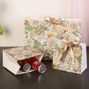 Champagne roos geschenkzakken met gouden linten, elegante bloemige papieren zakken chic.