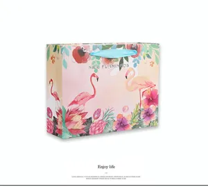 Aquarel flamingo papieren cadeauzak met lint handvatten, perfect voor feestdagen en boetieks.