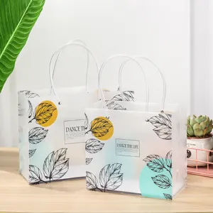 Transparante plastic cadeautassen met bladmotieven en handvatten voor kleding en feestjes.