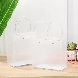 Transparante matte plastic geschenkzakjes met handvatten, ideaal voor kleding en winkels.