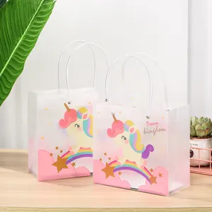 Transparante cadeautassen van mat kunststof met een schattig eenhoorn- en regenboogdesign.
