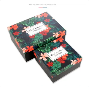 Decoratieve geschenkdozen met tropisch bloemenpatroon, perfect voor feest en verjaardag.