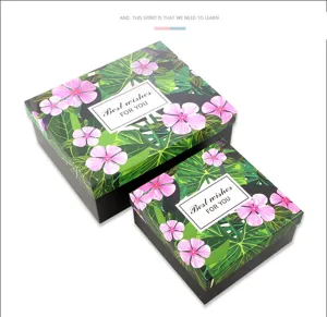 Set van rechthoekige en vierkante geschenkdozen met tropische bladeren en bloemenpatroon.