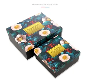 Gedetailleerd opname van luxe geschenkdoos met bloemenmotief en gouden etiket voor cadeaus.