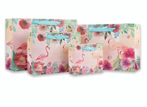 Flamingo papieren cadeauzakjes set met blauwe lint handgrepen voor winkelen en feest.