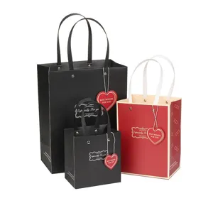 Bolsas de regalo de papel premium con asas y etiquetas de corazones, ideales para compras y eventos.