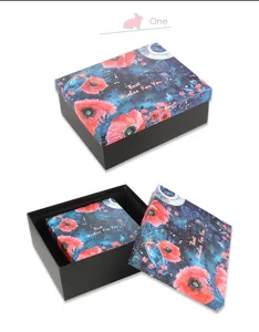 Elegante rechthoekige en vierkante geschenkdoosjes met bloemen en melkwegprint.