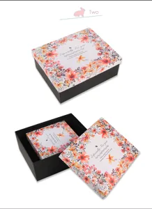 Vierkante en rechthoekige geschenkdozen met een elegant bloemendesign voor verjaardagsfeestjes.