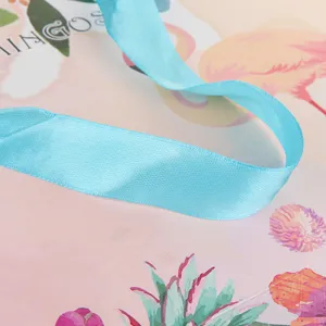 Decoratieve papieren geschenkzak met blauw linthendel, ideaal voor kleding en feestdagen.