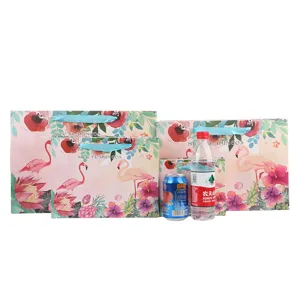 Flamingo papieren cadeauzakjes met lint, handige draagtassen voor feestdagen en winkelen.