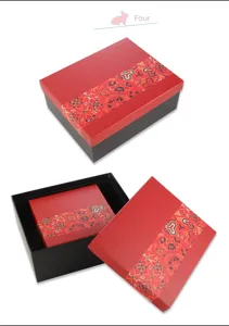 Rechthoekige en vierkante geschenkdozen met feestelijk rood en zwart patroonlint.