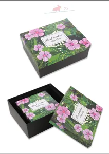 Elegante zwarte geschenkdoosset met roze bloem- en bladmotief, perfect voor verjaardagscadeaus.