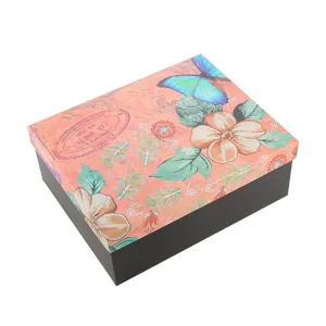 Rechthoekige geschenkdoos met vintage vlinder bloemendeksel en zwarte onderkant.