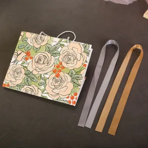 Elegante champagne roos geschenkzak met linten, ideaal voor verpakkingen, kleding en cadeaus.