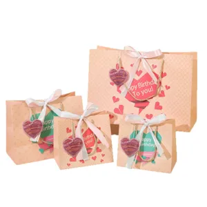 Set di sacchetti regalo rosa per compleanno con nastri e cartoline a forma di cuore.