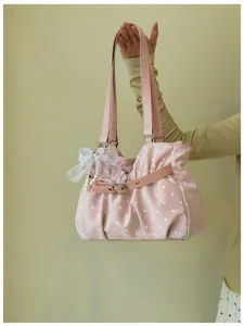 Borsa a spalla rosa a pois dolce con ciondolo di perla a fiocco per la moda femminile.