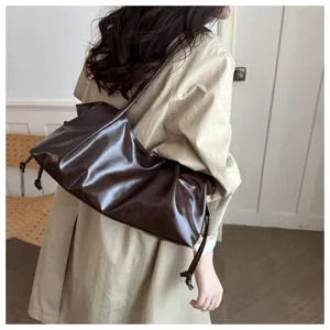 Donkerbruine glanzende schoudertas voor dames, stijlvolle grote shopper voor dagelijks.