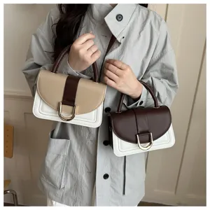 Vista dettagliata della borsa a mano in pelle PU con design a patta, ideale per l'uso quotidiano.