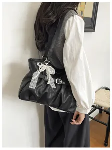 Borsa a tracolla donna nera plissettata nuvola con fiocco di perle in pizzo bianco.