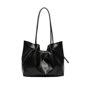 Classica borsa tote morbida in pelle nera da donna, grande borsa a spalla per lavoro.