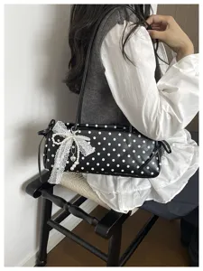 Borsa a spalla baguette a pois nero bianco con dettaglio fiocco perla pizzo dolce