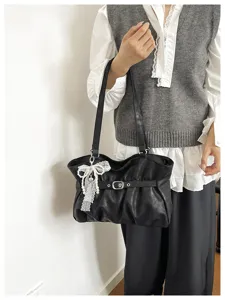 Elegante borsa a spalla nuvola plissettata nera con fiocco perle, borsa vintage chic.