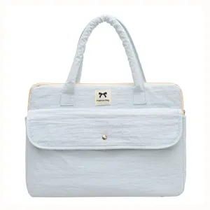 Hellblaue süße Laptop-Handtasche mit Schleifen-Etikett und praktischer Vordertasche.