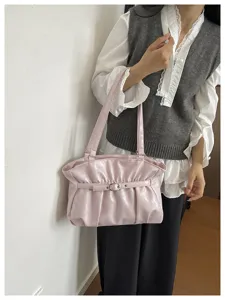 Vista dettagliata della borsa a tracolla plissettata rosa, elegante borsa nuvola donna.