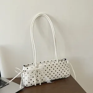 Borsa a baguette bianca a pois neri con grazioso fiocco in pizzo e ciondolo di perle.