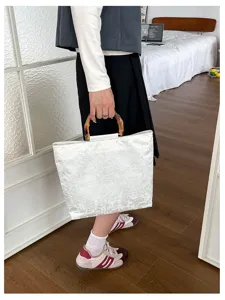 Sac cabas en tissu texturé blanc avec poignée en bambou, élégant sac pour le travail.