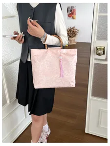 Sac cabas brocart style chinois poignée bambou vue détail avec broderie rose.