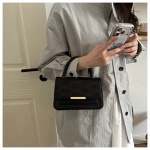 Vue detaillee du sac carre noir a carreaux pour femmes avec poignee superieure au quotidien.