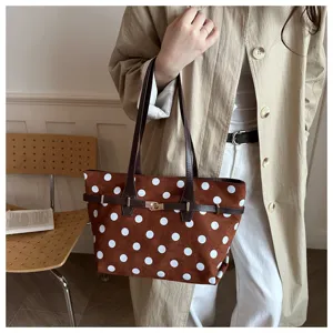 Borsa a tracolla marrone a pois, elegante borsa retrò con manico e dettaglio serratura.