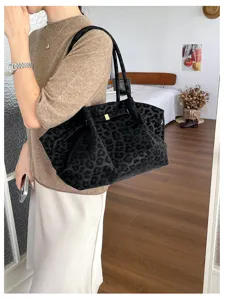 Dettaglio della borsa tote leopardata in stile coreano, borsa a spalla in morbida pelle.