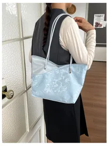 Λεπτομέρεια για casual μεγάλη τσάντα tote, κομψή γυναικεία ανοιχτή μπλε τσάντα ώμου.