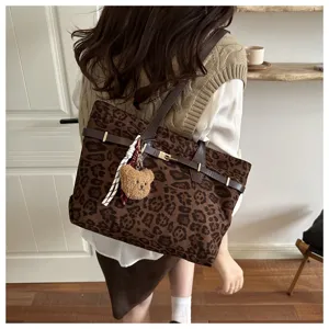 Borsa tote leopardata vintage con tracolla elegante e grazioso ciondolo orsetto da donna.