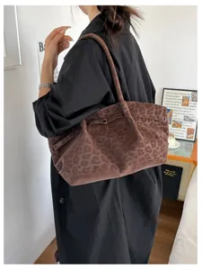 Vista dettagliata della borsa a spalla morbida da donna con stampa leopardata stile retrò.