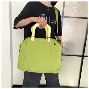 Grand sac de voyage fourre-tout pour femmes, sac de weekend imperméable léger avec bandoulière.