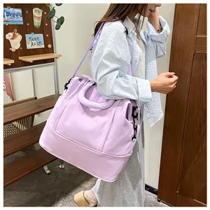 Grand sac cabas de voyage pour femmes, sac de voyage étanche et léger pour courts séjours.